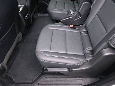 Used 2025 Chevrolet Traverse LT image 22