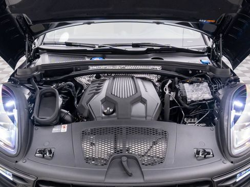 Certified 2026 Porsche Macan AWD/4WD image 28