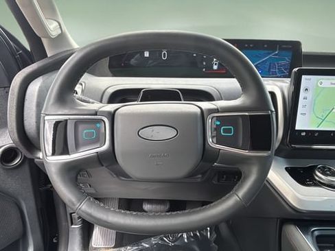 Used 2025 Ford Expedition Active AWD/4WD image 12