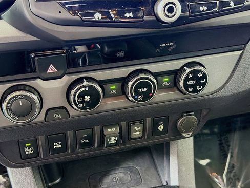 Used 2018 Toyota Tacoma TRD Sport w/ Technology Package AWD/4WD image 32