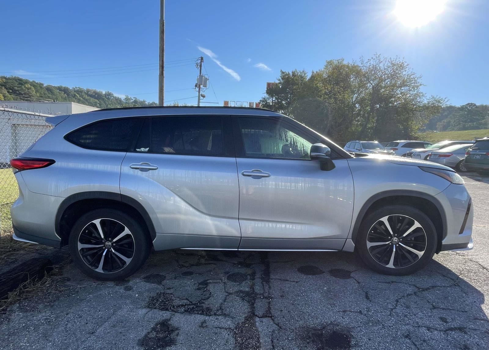 Used 2021 Toyota Highlander XSE FWD image 2