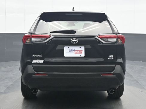 Used 2022 Toyota RAV4 LE image 5