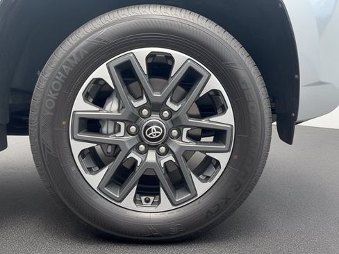 Used 2024 Toyota Tundra Limited AWD/4WD image 12