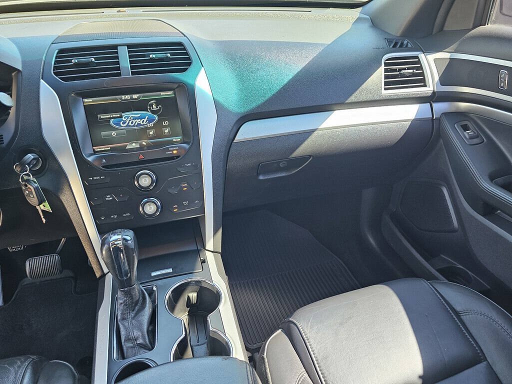 Used 2015 Ford Explorer XLT w/ Equipment Group 202A FWD image 24