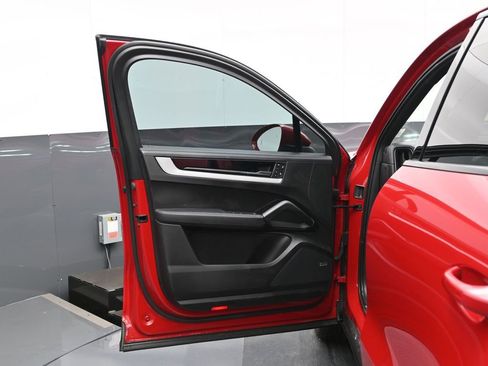 Certified 2024 Porsche Cayenne Coupe image 8