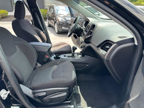 Used 2019 Jeep Cherokee Latitude w/ Popular Appearance Group AWD/4WD image 31