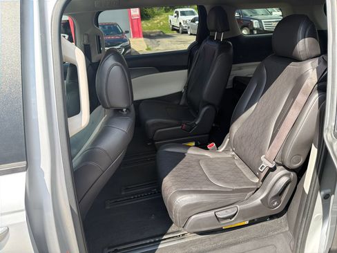 Used 2023 Kia Carnival LX FWD image 26