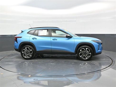 Certified 2025 Chevrolet Trax RS w/ Sunroof Package image 5