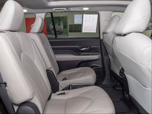 Used 2024 Toyota Grand Highlander AWD image 25