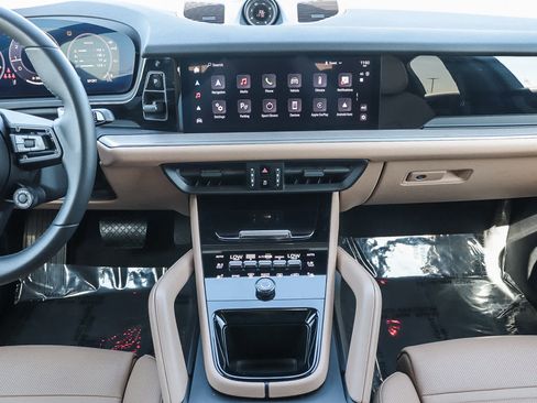 Used 2025 Porsche Cayenne image 17