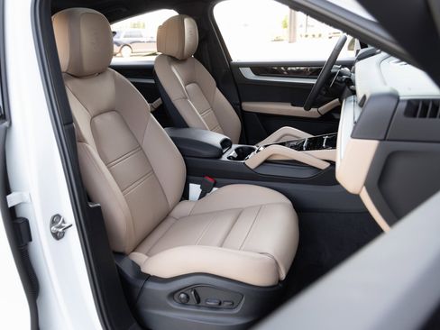 Certified 2025 Porsche Cayenne Coupe image 37