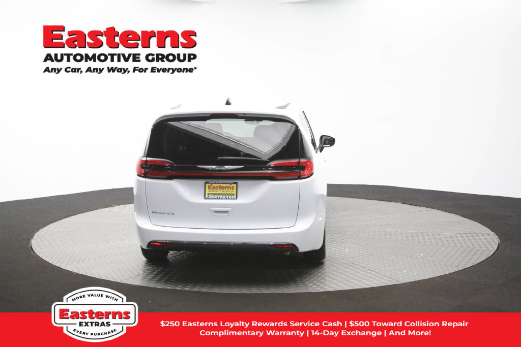 Used 2023 Chrysler Pacifica Touring-L FWD image 37