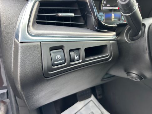 Used 2018 Cadillac XT5 Luxury w/ Driver Awareness Package FWD image 14