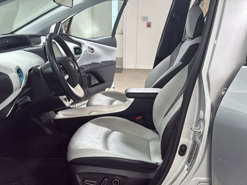 Used 2017 Toyota Prius Prime Premium image 12