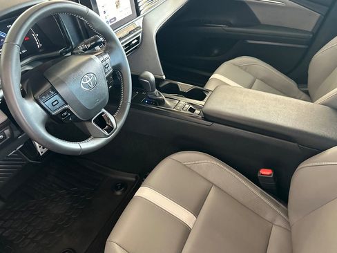 Used 2025 Toyota Camry SE image 7