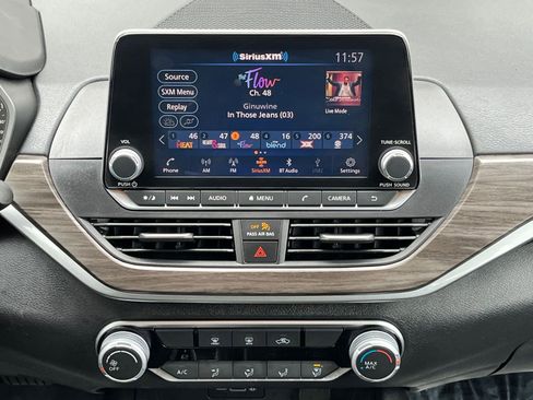 Used 2025 Nissan Altima 2.5 SV image 17