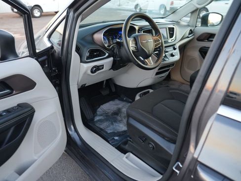 Used 2020 Chrysler Voyager LX image 15