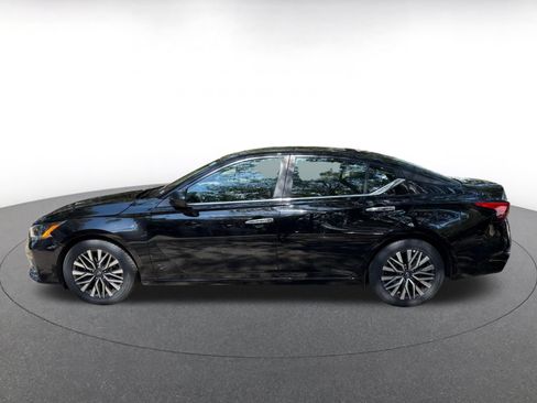 Used 2025 Nissan Altima 2.5 SV FWD image 8