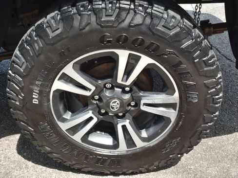 Used 2018 Toyota Tacoma SR5 AWD/4WD image 44