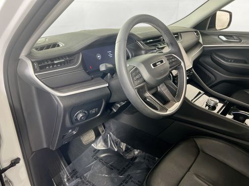 Used 2023 Jeep Grand Cherokee Limited AWD/4WD image 9