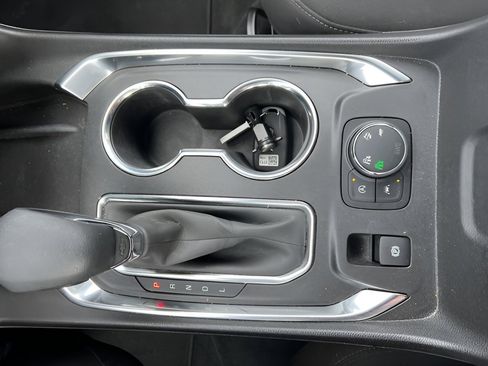 Used 2023 Chevrolet Traverse LT image 16