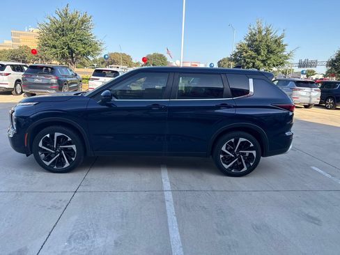 Used 2023 Mitsubishi Outlander SE FWD image 3