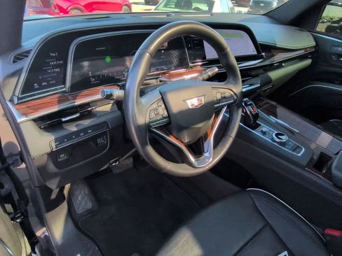 Used 2022 Cadillac Escalade ESV Premium Luxury image 2