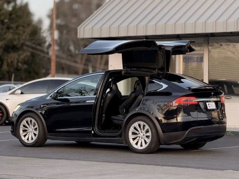 Used 2017 Tesla Model X 75D image 7