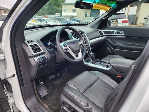 Used 2014 Ford Explorer XLT w/ Equipment Group 202A AWD/4WD image 12