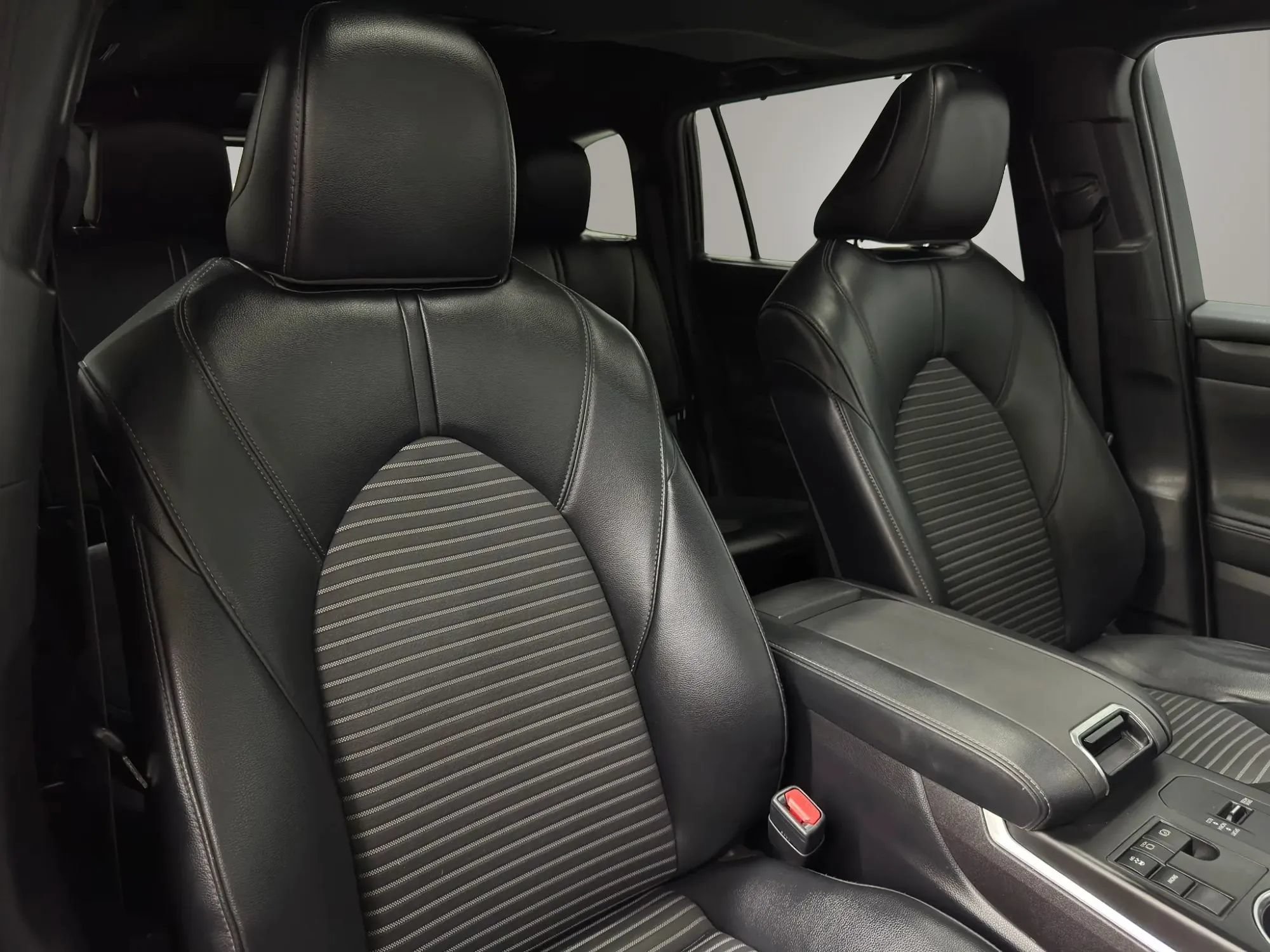Used 2023 Toyota Highlander XSE FWD image 15