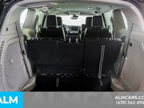 Used 2023 Chrysler Pacifica Touring-L FWD image 21