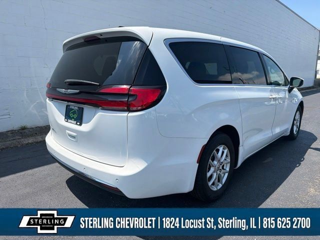 Used 2023 Chrysler Pacifica Touring-L FWD image 3