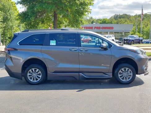 Used 2024 Toyota Sienna XLE w/ XLE Plus Package FWD image 33