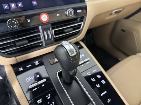 Certified 2024 Porsche Macan AWD/4WD image 33