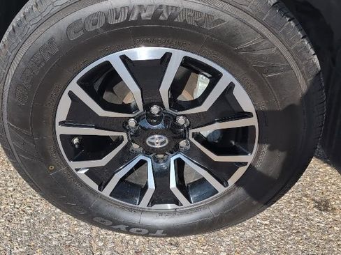 Used 2020 Toyota Tacoma TRD Sport w/ TRD Premium Sport Package AWD/4WD image 23