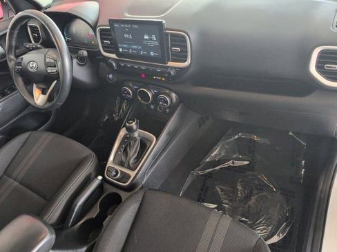 Used 2025 Hyundai Venue SEL FWD image 30