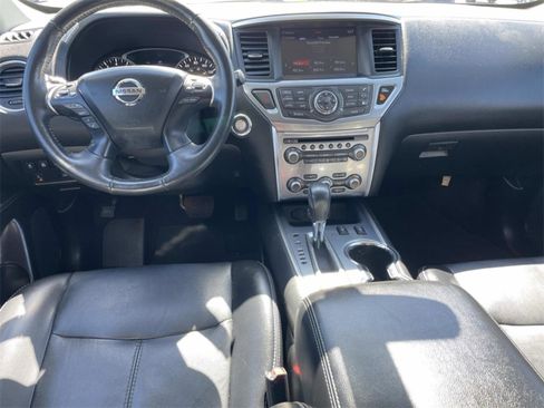 Used 2019 Nissan Pathfinder SL image 2