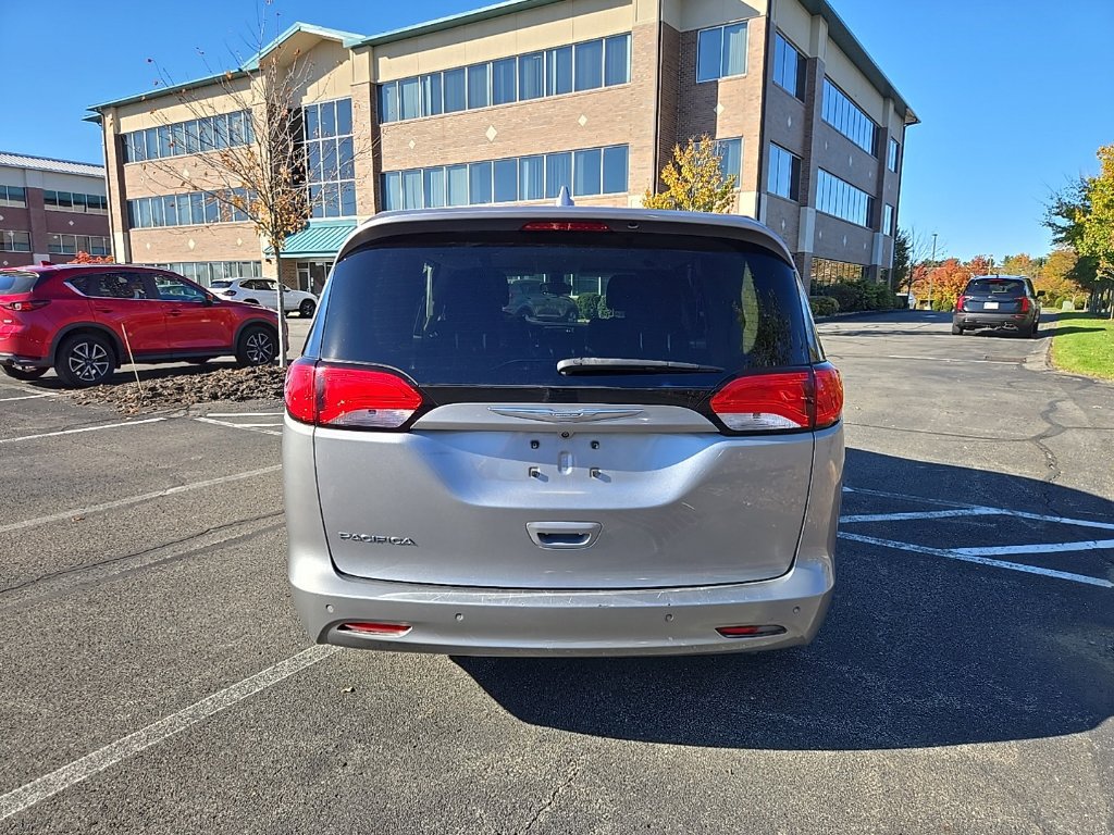 Used 2017 Chrysler Pacifica LX FWD image 4