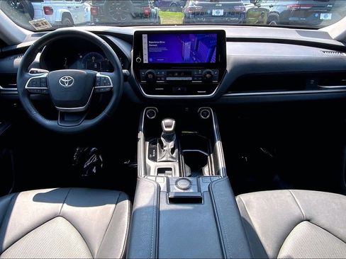 Used 2024 Toyota Grand Highlander AWD image 15