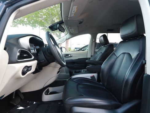 Used 2024 Chrysler Pacifica Touring-L FWD image 18