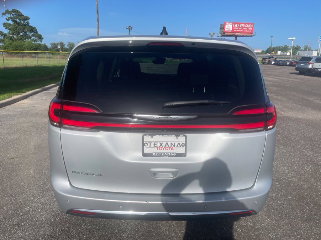 Used 2024 Chrysler Pacifica Touring-L FWD image 6