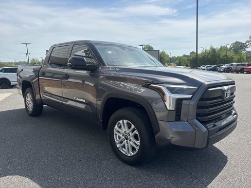 Used 2023 Toyota Tundra SR5 w/ SR5 Convenience Package AWD/4WD image 9