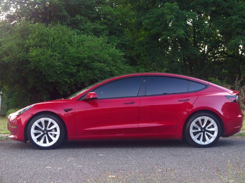 Used 2022 Tesla Model 3 Standard Range RWD image 2