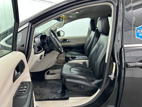 Used 2022 Chrysler Pacifica Touring-L FWD image 4