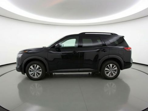 Used 2025 Nissan Pathfinder SV image 5