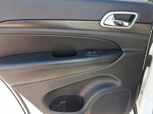 Used 2018 Jeep Grand Cherokee Laredo image 19