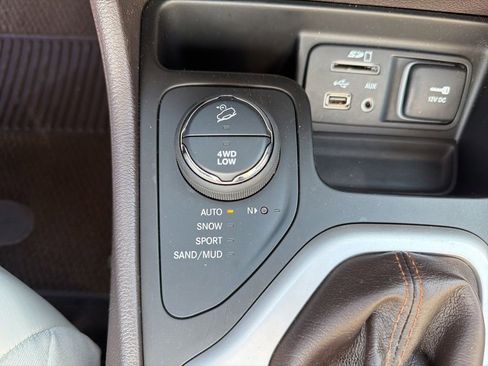 Used 2018 Jeep Cherokee Overland w/ Technology Group AWD/4WD image 47