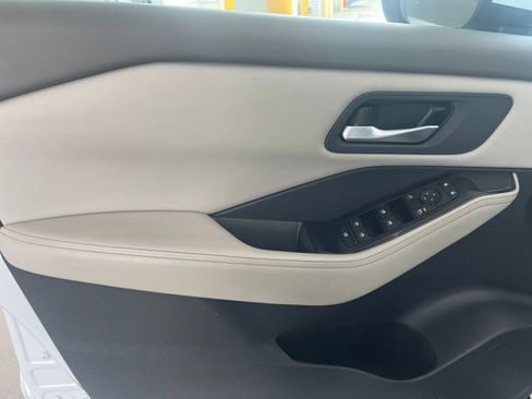 Used 2025 Nissan Rogue SV image 18