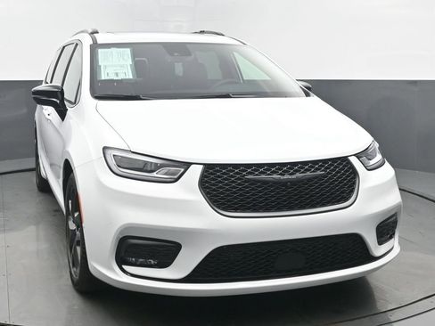 Used 2025 Chrysler Pacifica Limited image 8