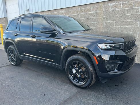 Used 2025 Jeep Grand Cherokee Altitude AWD/4WD image 2